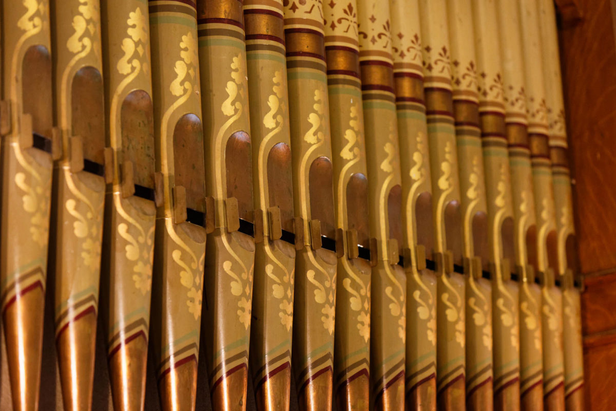 Détails des tuyaux en façade du buffet de l'orgue Casavant de 1904.